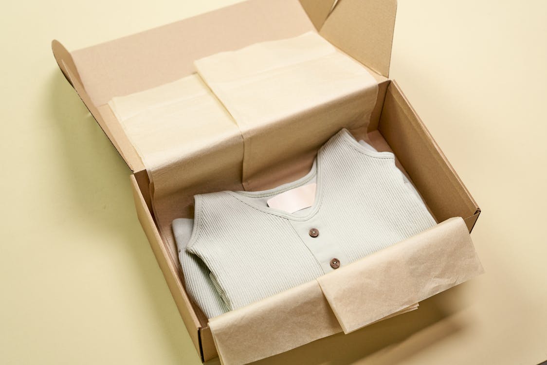 How to pack clothes for shipping