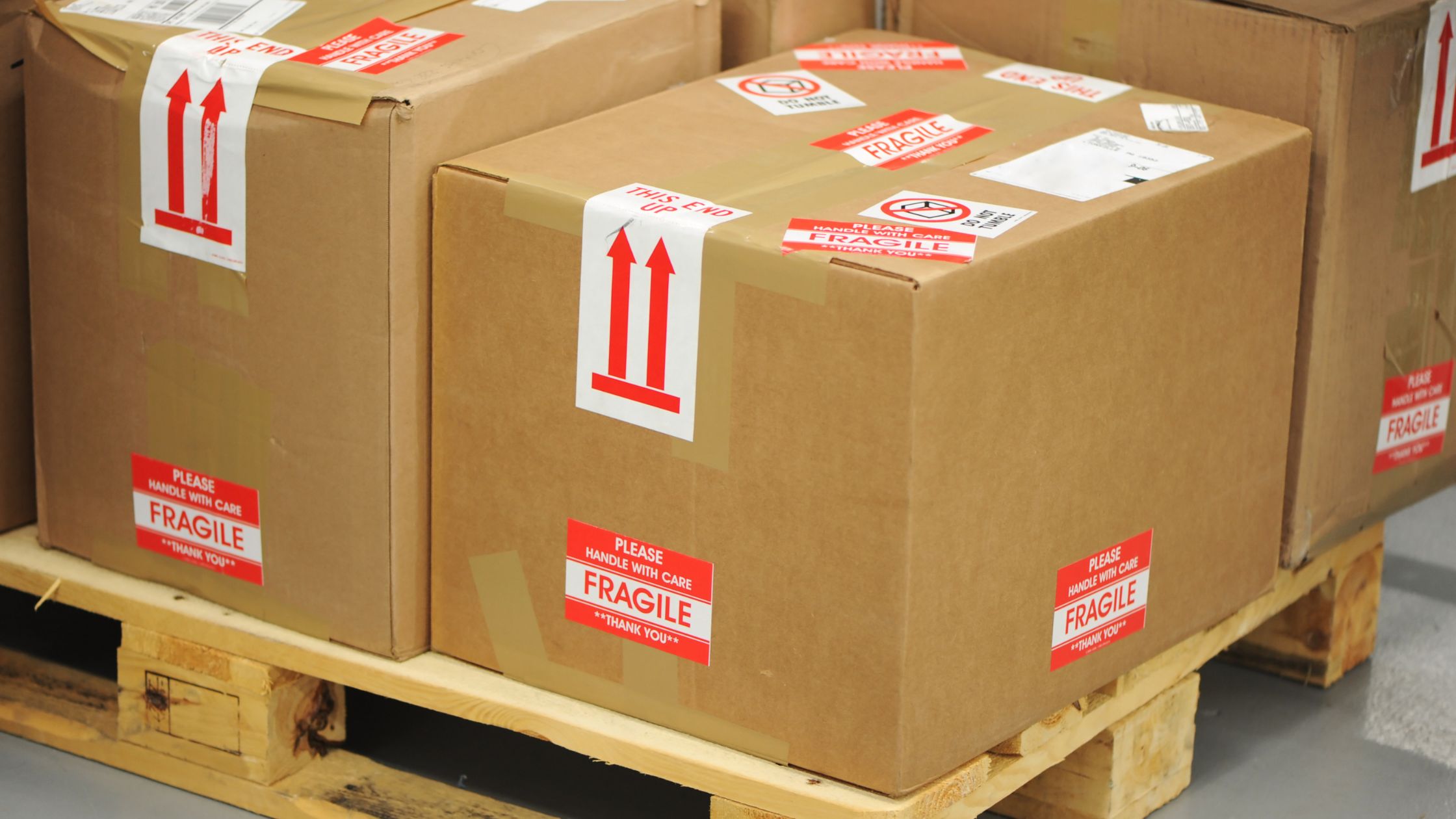 What is the Difference Between a Shipping Label and a Packing Slip?