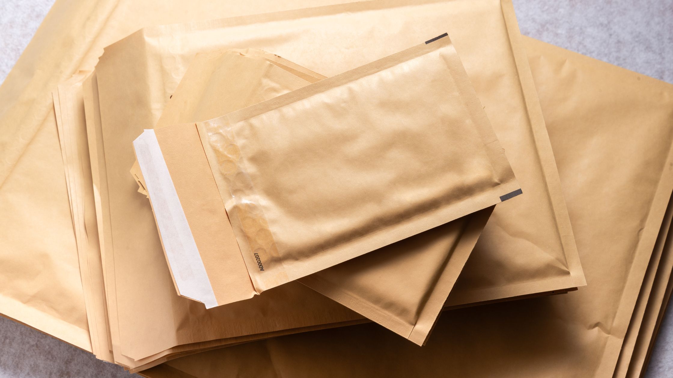 When to Use Shipping Envelopes Instead of Boxes